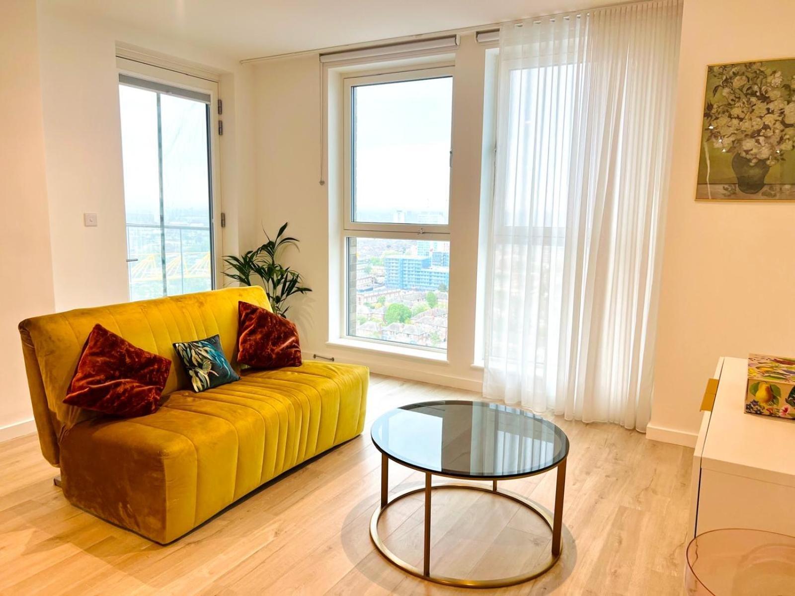 Stylish Two Bedroom Flat With Balcony Views And Free Parking * London
