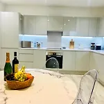 Stylish Two Bedroom Flat With Balcony Views And Free Parking