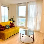 Stylish Two Bedroom Flat With Balcony Views And Free Parking
