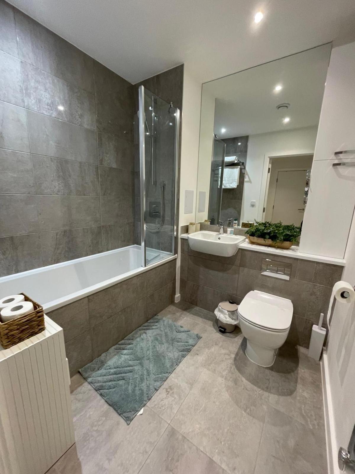 Stylish Two Bedroom Flat With Balcony Views And Free Parking Apartamento *