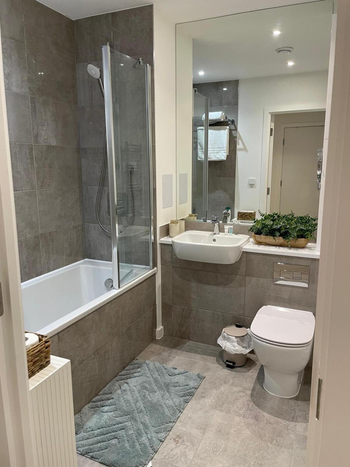 Stylish Two Bedroom Flat With Balcony Views And Free Parking Londres