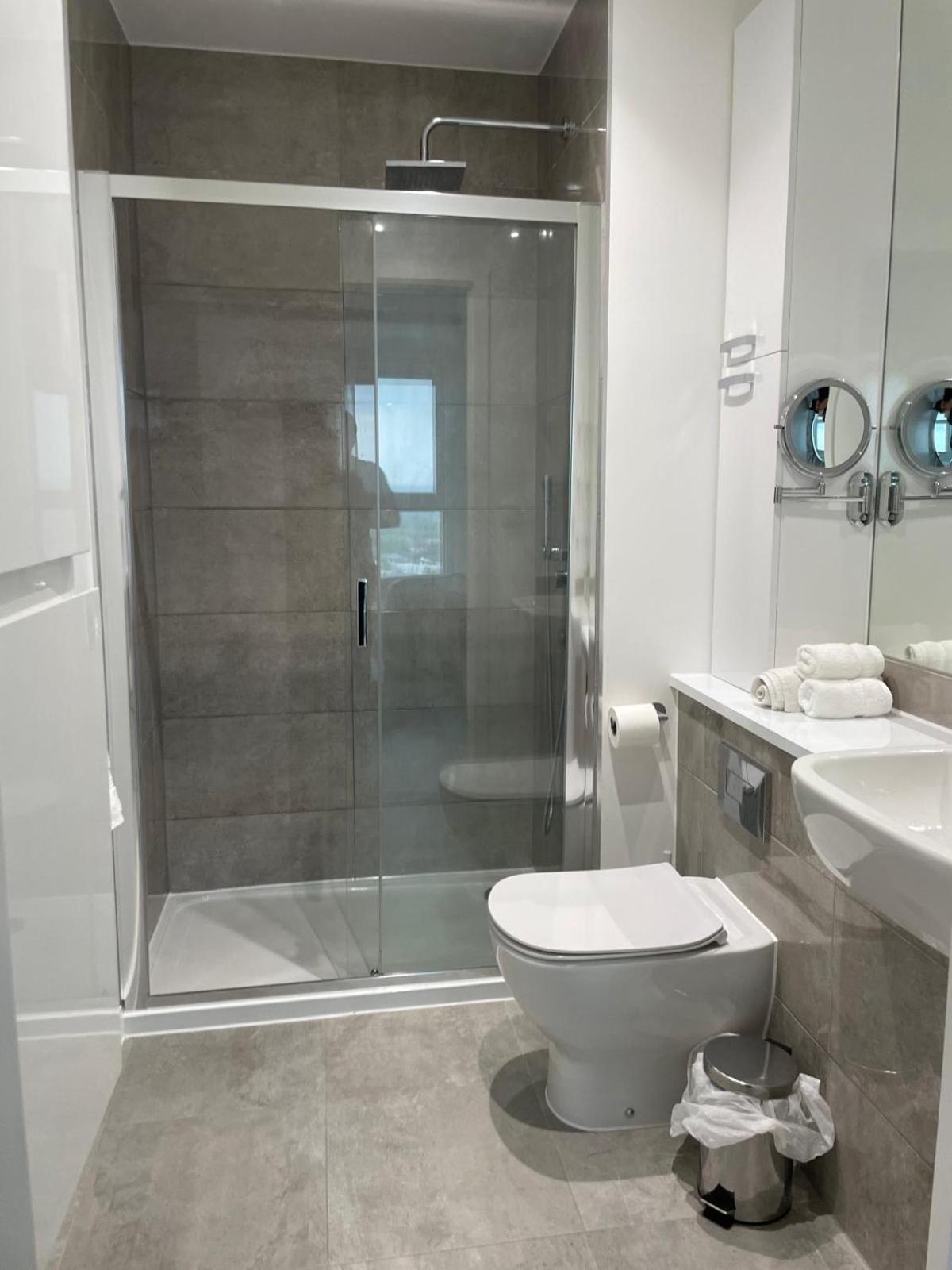 Apartamento Stylish Two Bedroom Flat With Balcony Views And Free Parking *