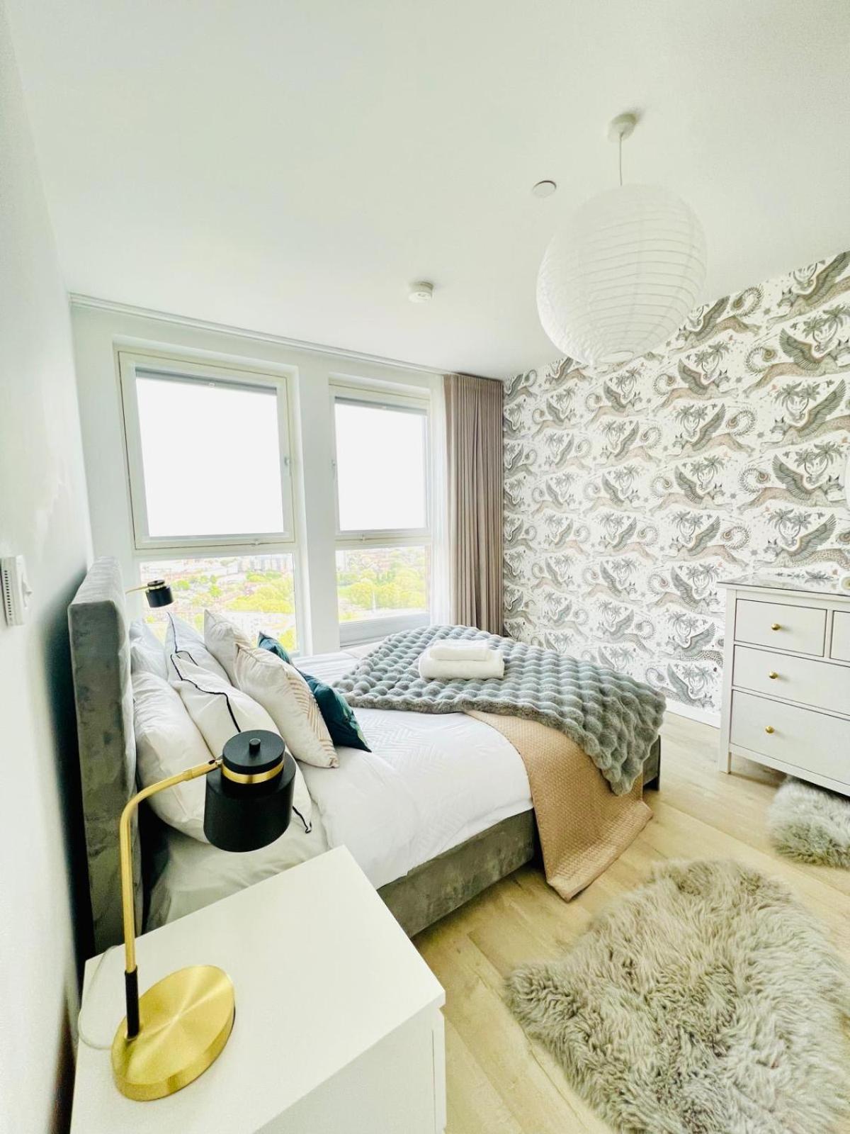 Stylish Two Bedroom Flat With Balcony Views And Free Parking Apartamento